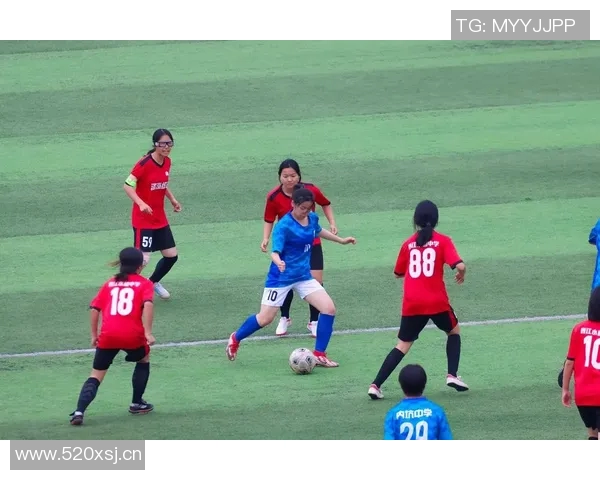 足球明星调皮捣蛋拽女孩辫子引发热议网友纷纷点赞互动趣味十足 足球明星调皮捣蛋拽女孩辫子引发热议网友纷纷点赞互动趣味十足